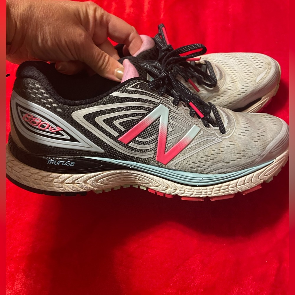 Ladies 11 New Balance Running Shoes 880V7